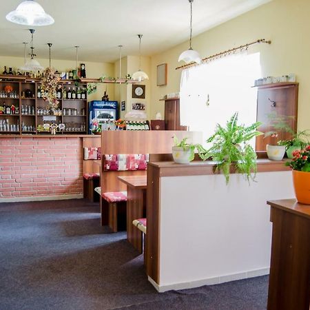Hotel Penzion Vinarna U Hroznu à Veselí nad Moravou Extérieur photo
