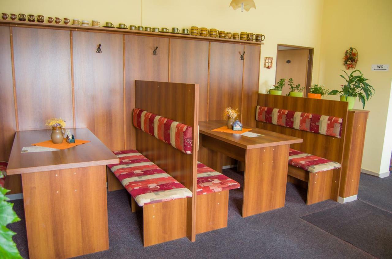 Hotel Penzion Vinarna U Hroznu à Veselí nad Moravou Extérieur photo